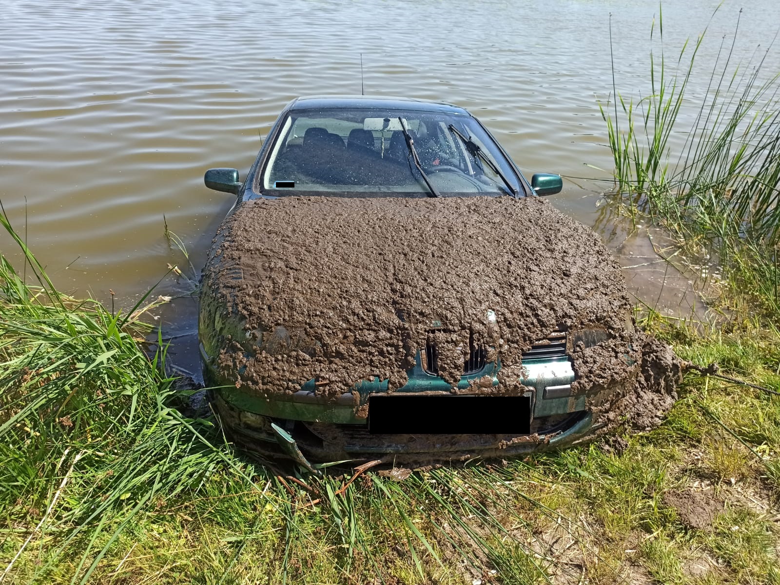 Samochód wyciągnięty z jeziora