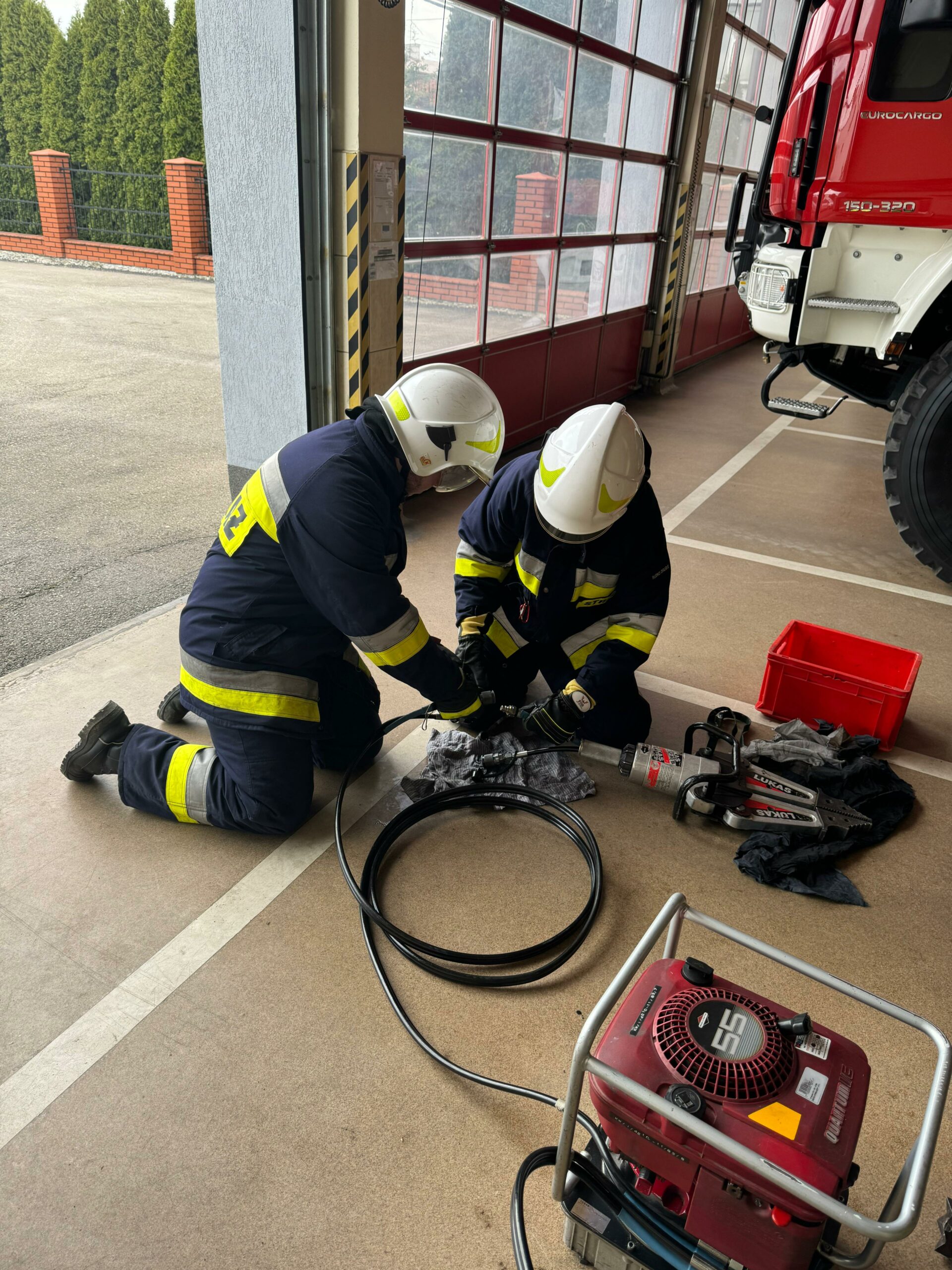 Strażacy ochotnicy ćwiczą obsługę narzędzi hydraulicznych