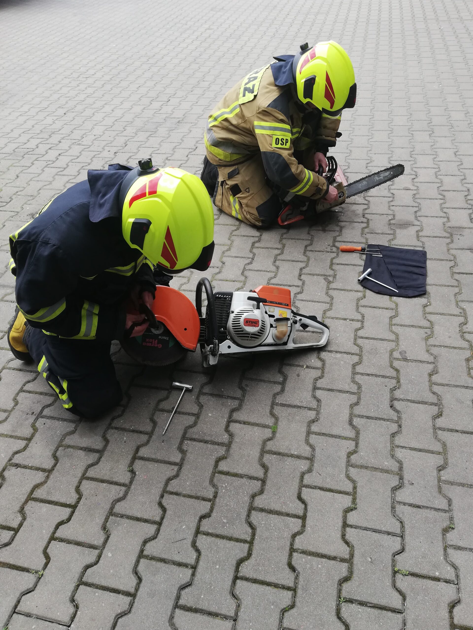 Strażacy ochotnicy ćwiczą obsługę obsługę pilarek i przecinarek mechanicznych