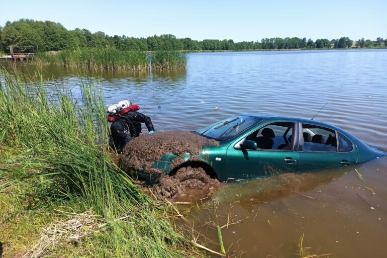 nurek wyciąga zatopiony samochód z jeziora
