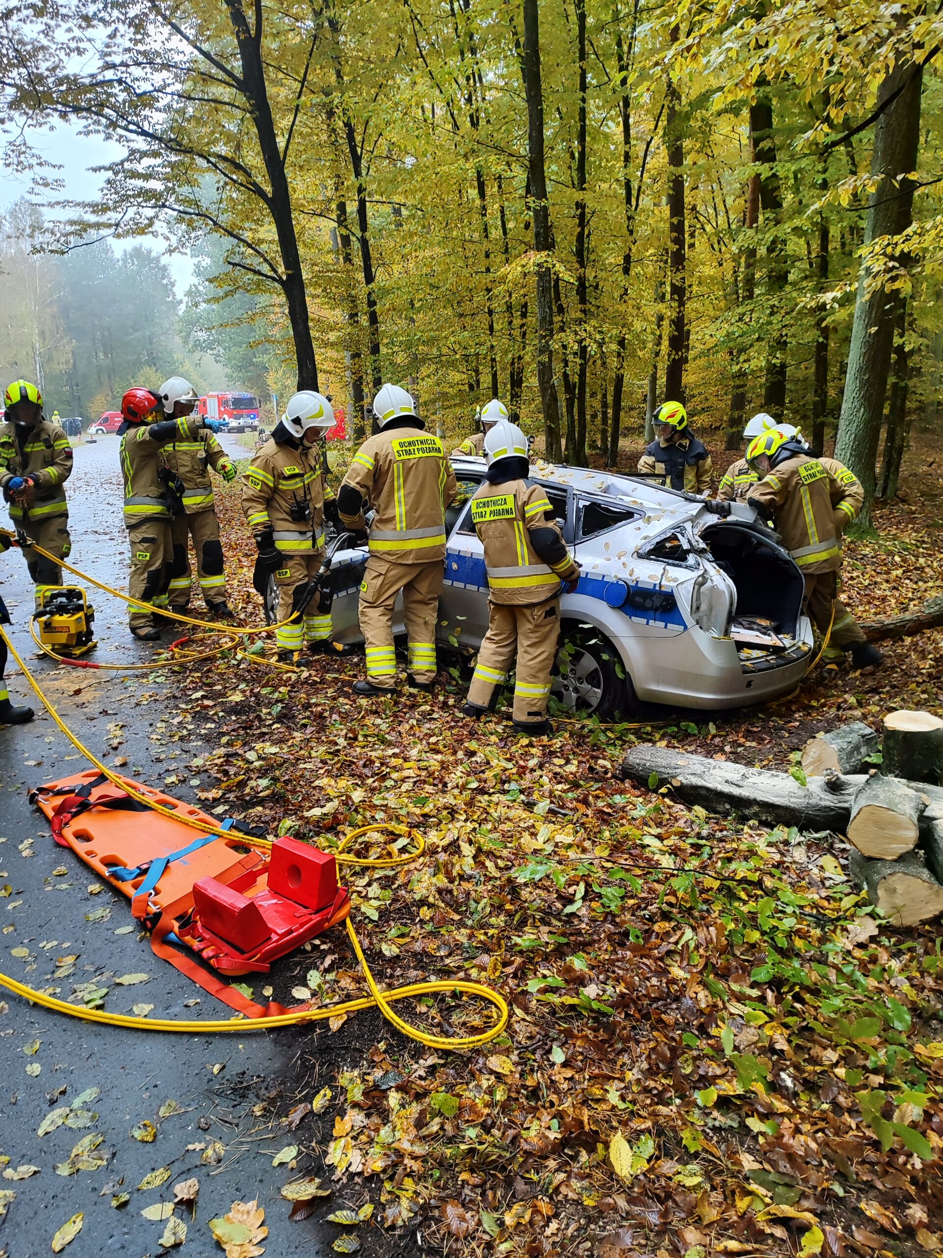 Strażacy używając narzędzi hydraulicznych ćwiczą wydobywanie ofiar wypadków komunikacyjnych